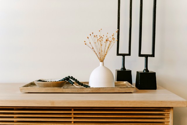 Arrangement of decor on a side table 